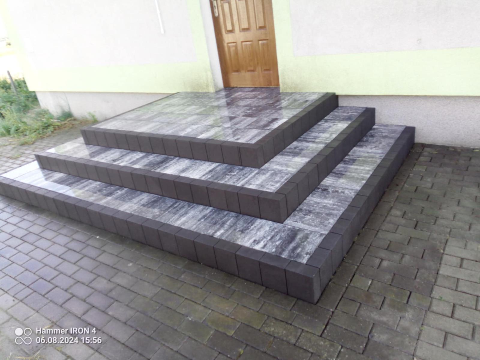 Wzór z kostki brukowej na dużym podjeździe