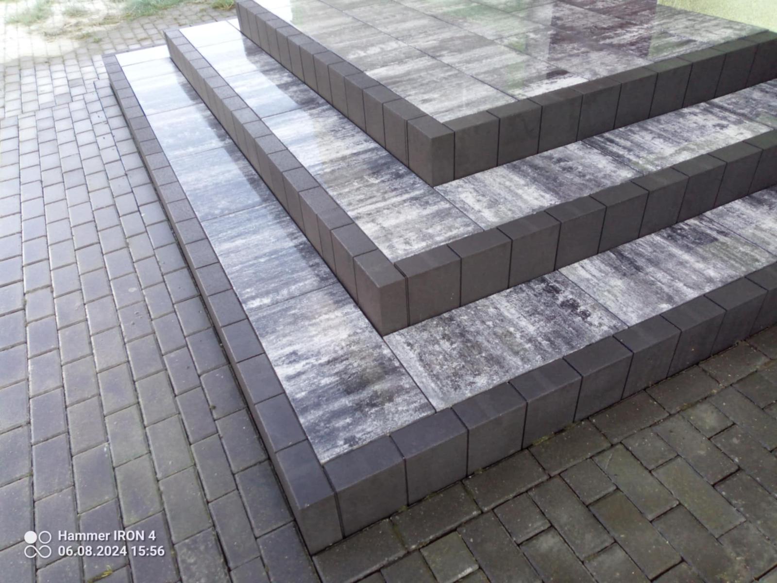 Zakończona realizacja brukarska – podjazd, opaska i chodnik