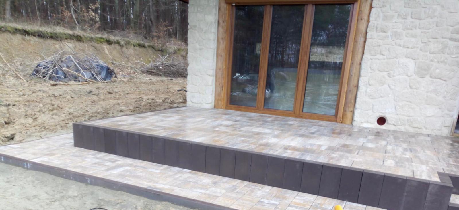 Układanie kostki brukowej na posesji prywatnej