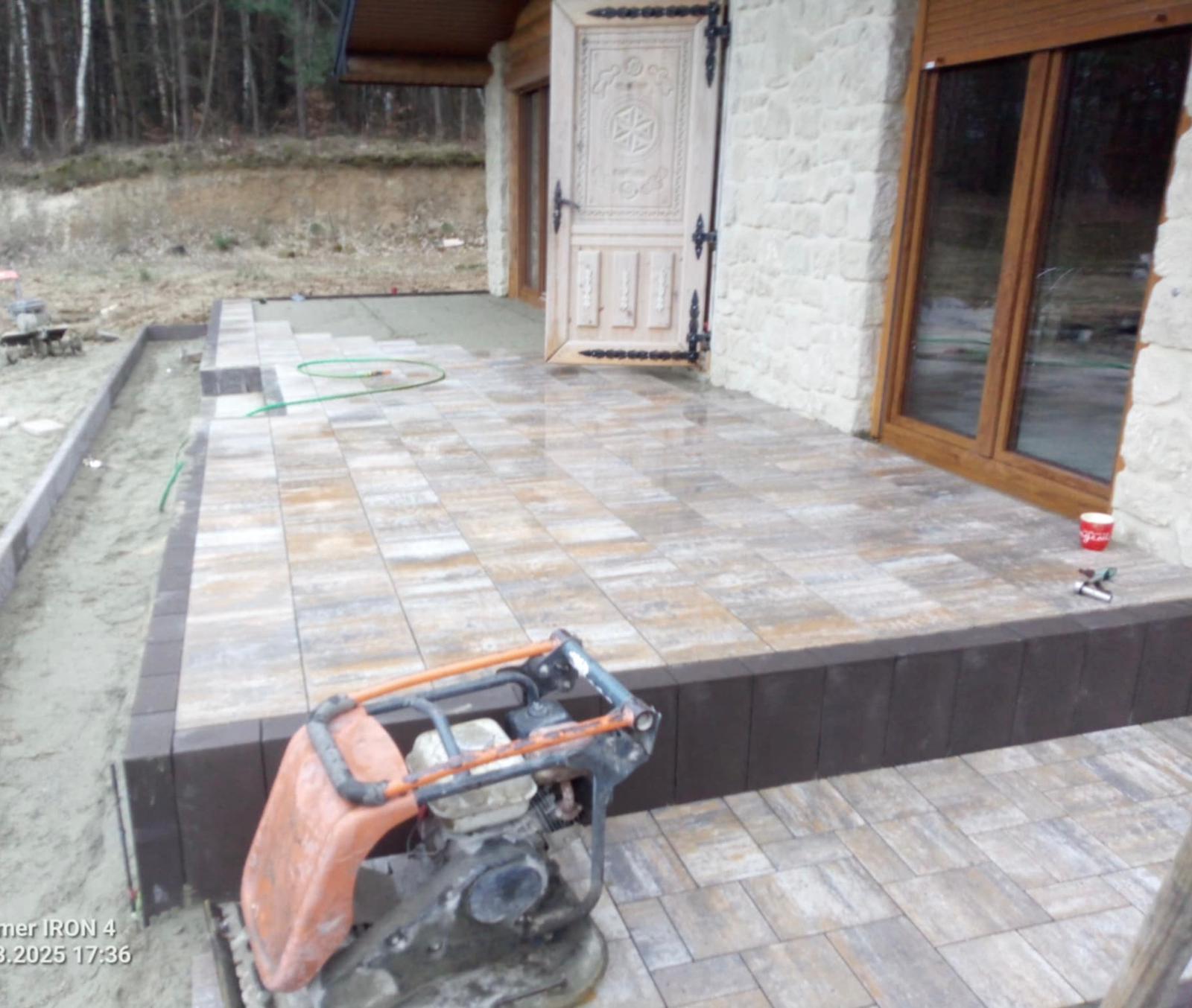 Podjazd z kostki brukowej przy domu jednorodzinnym – Tomaszów Lubelski