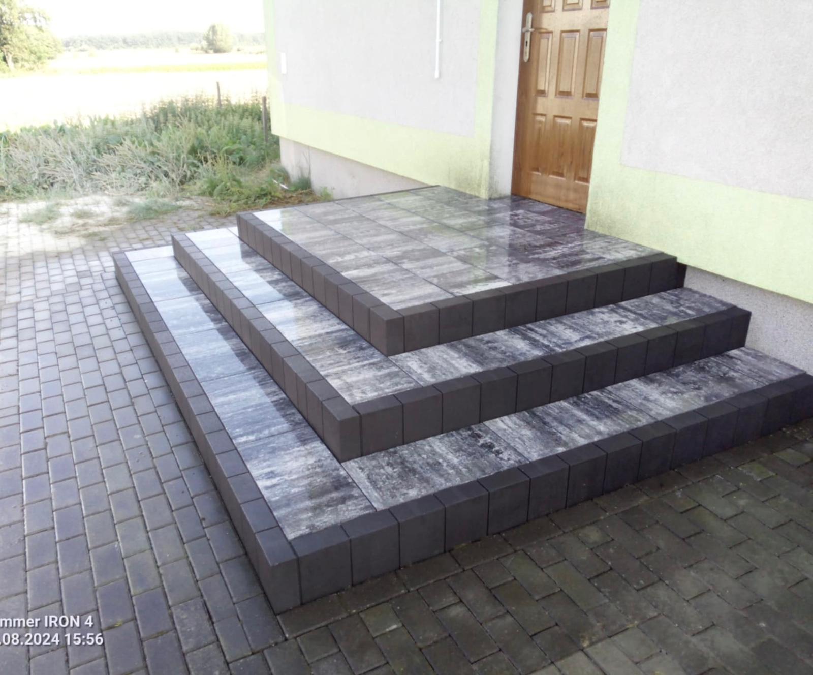 Schody zewnętrzne wykonane z kostki brukowej