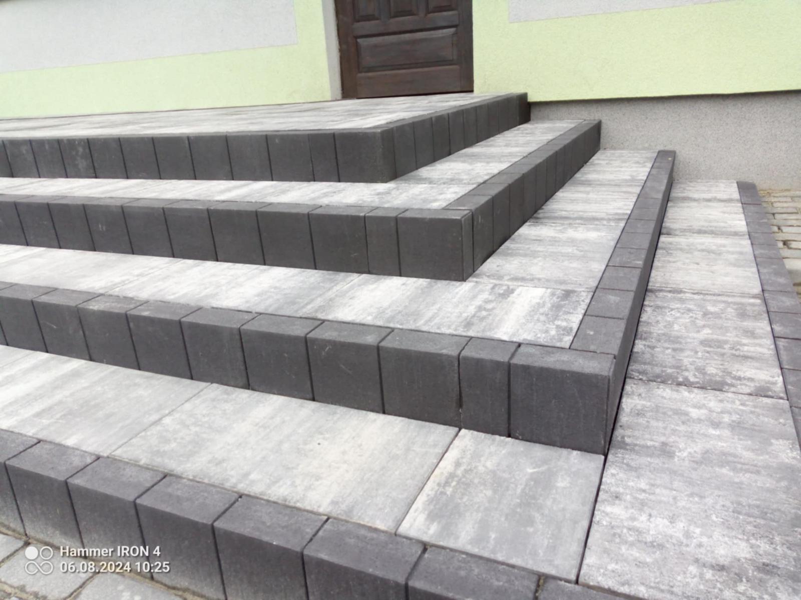 Nowoczesny wzór z kostki betonowej w ogrodzie