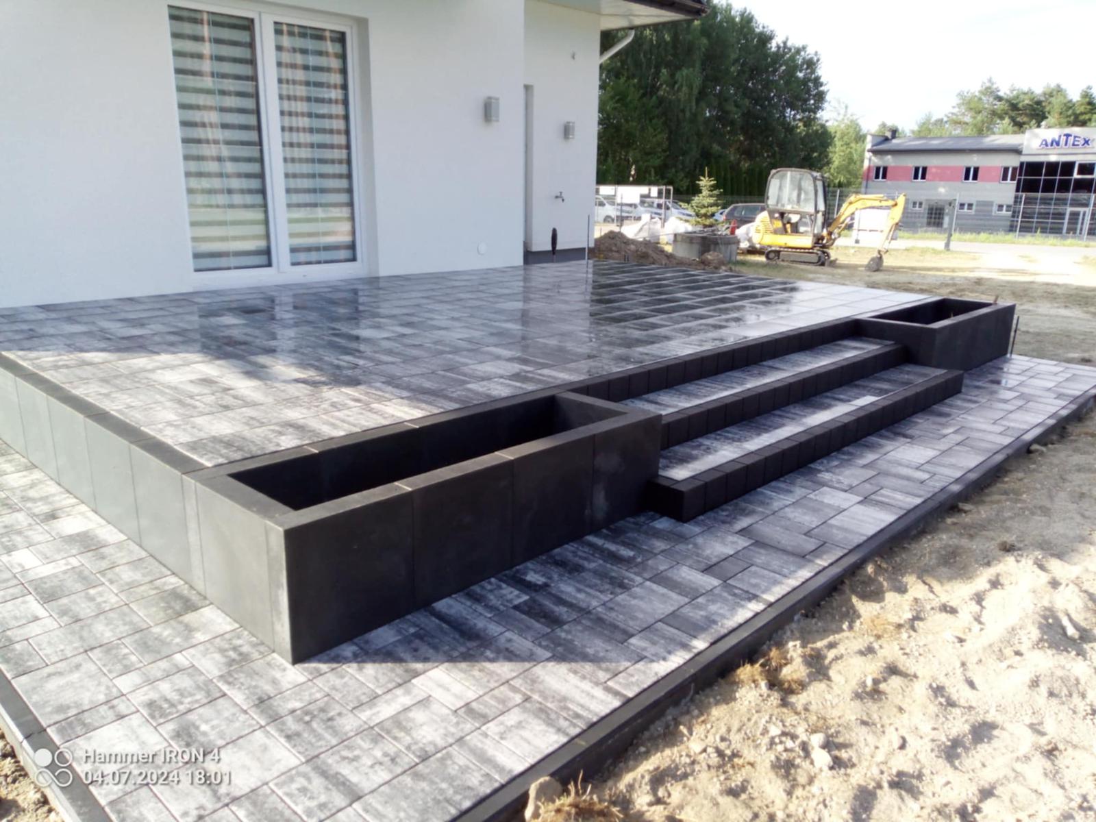 Estetyczna opaska z kostki wokół budynku