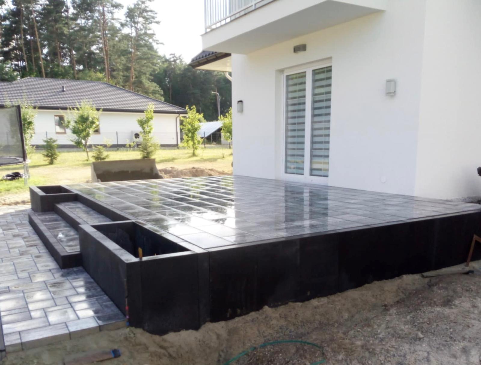 Taras z kostki brukowej w stylu klasycznym