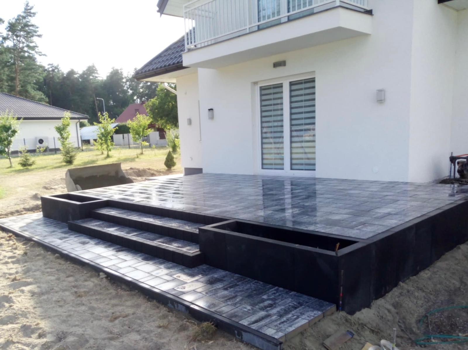 Chodnik z kostki betonowej wokół ogrodu – Zamość i okolice